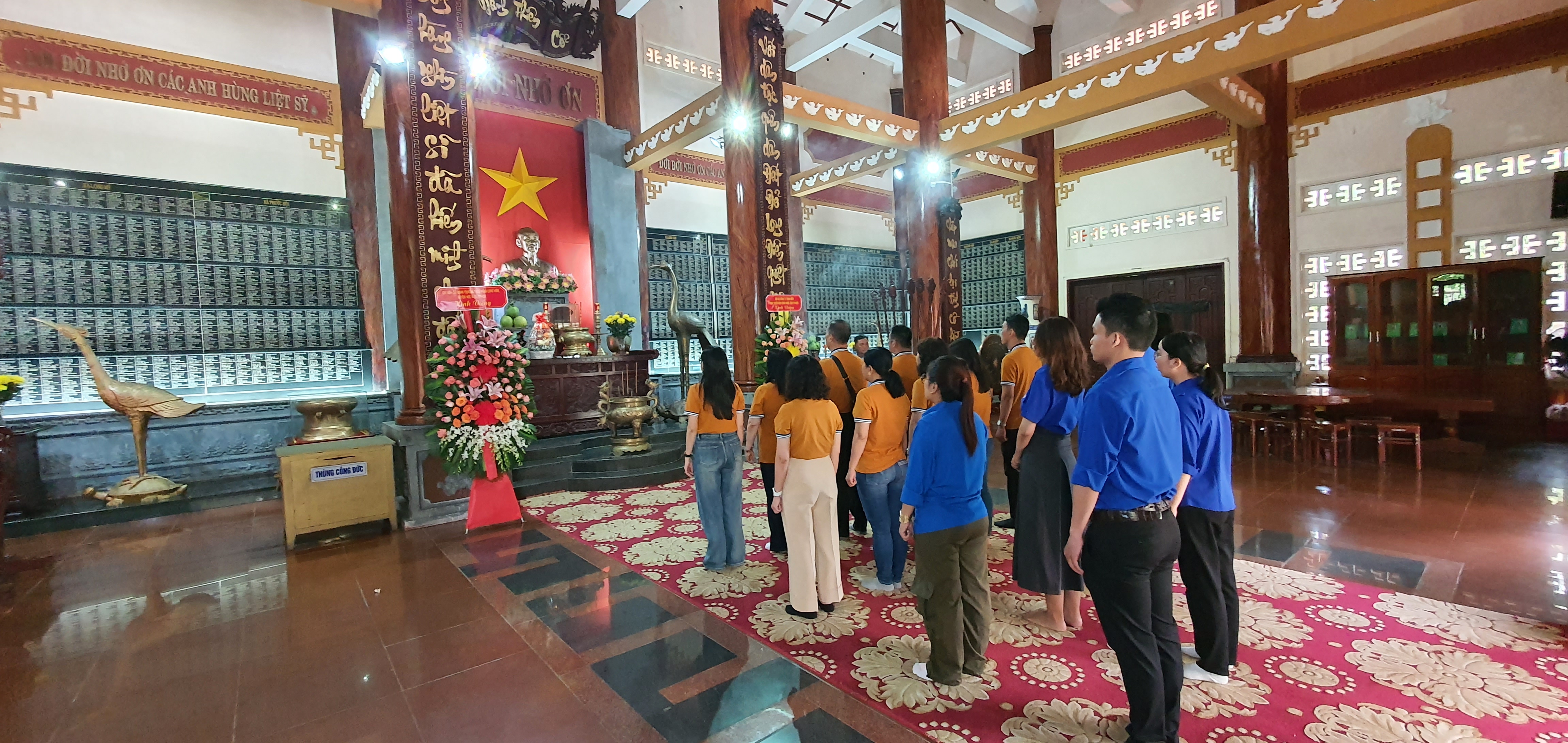 Thắp hương tưởng niệm Bác Hồ và các anh hùng liệt sĩ